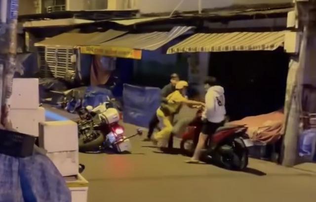 CSGT TP.HCM xác minh clip 2 người đàn ông chống đối lực lượng làm nhiệm vụ- Ảnh 2.