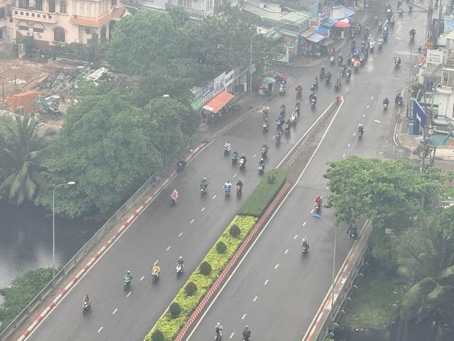 Sáng nay, thời tiết TP.HCM có mưa trái mùa - Ảnh 1.