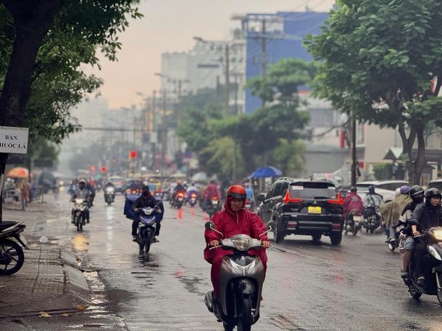 Sáng nay, thời tiết TP.HCM có mưa trái mùa - Ảnh 2.