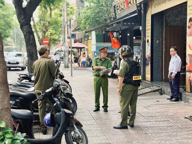 Đỗ xe máy trên vỉa hè TP.HCM: Phường đề xuất người dân không cần xin phép- Ảnh 3.