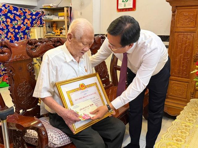 Thành ủy TP.HCM trao Huy hiệu Đảng đến nguyên trợ lý 2 Tổng Bí thư- Ảnh 4.
