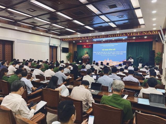 Đỗ xe máy trên vỉa hè TP.HCM: Phường đề xuất người dân không cần xin phép- Ảnh 1.