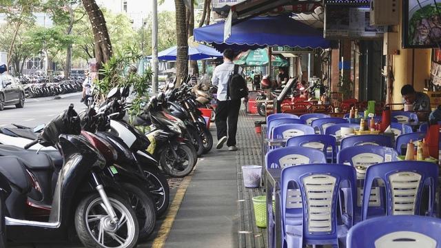 Đỗ xe máy trên vỉa hè TP.HCM: Phường đề xuất người dân không cần xin phép- Ảnh 2.