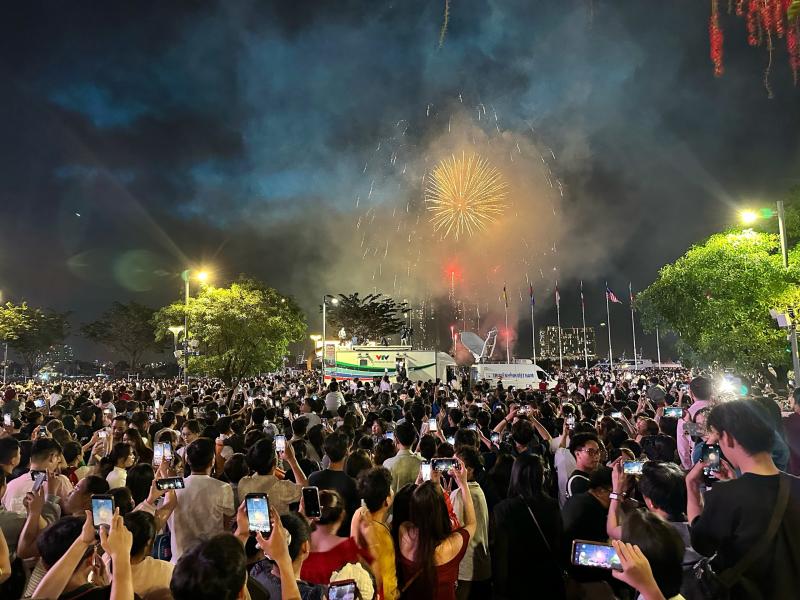 Trung tâm TP.HCM 'ngập' rác đêm giao thừa 2026: Điều bất ngờ sáng hôm sau - Ảnh 1.