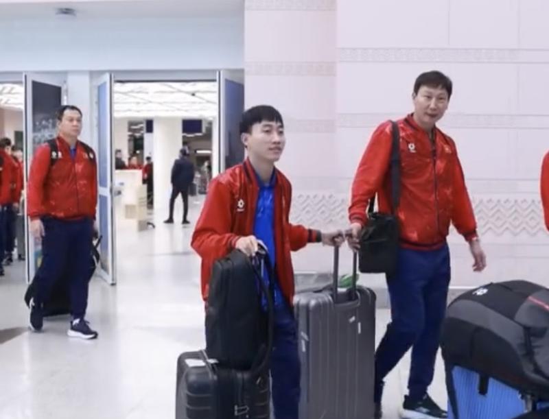 U.23 Việt Nam đến Ả Rập Xê Út an toàn, Thanh Nhàn vẫn chưa đi lại được bình thường- Ảnh 1.