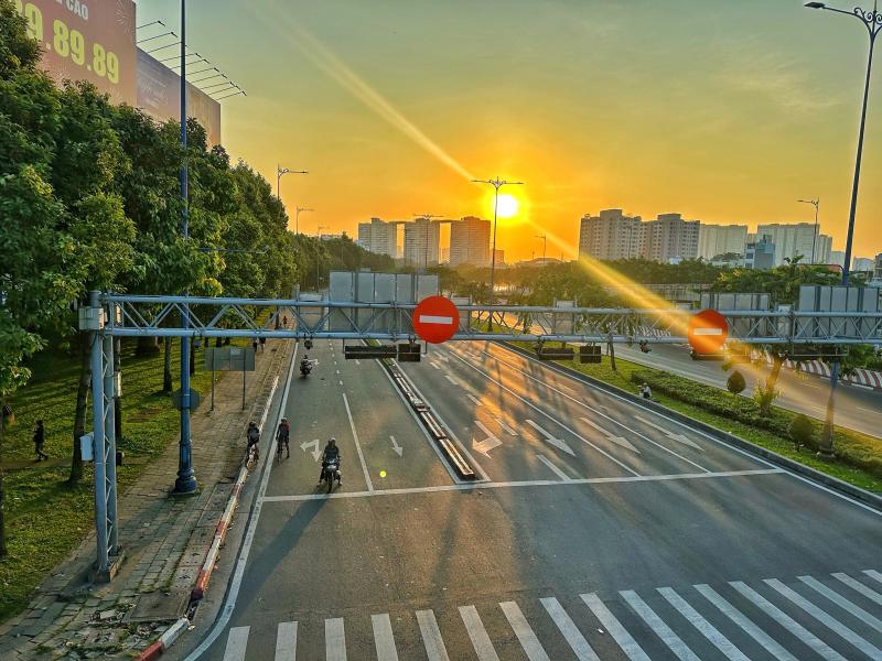 Ngắm đường phố trung tâm TP.HCM sáng sớm ngày đầu năm mới 2026 - Ảnh 1.