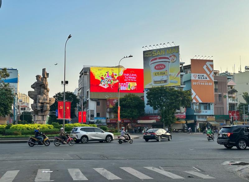 Ngắm đường phố trung tâm TP.HCM sáng sớm ngày đầu năm mới 2026 - Ảnh 8.