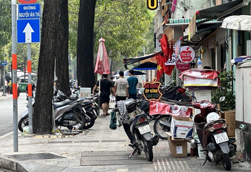 Sau một ngày ra quân xử lý lấn chiếm: Vỉa hè ở trung tâm TP.HCM ra sao? - Ảnh 2.