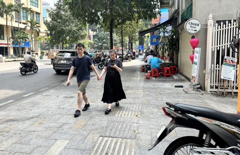 Sau một ngày ra quân xử lý lấn chiếm: Vỉa hè ở trung tâm TP.HCM ra sao? - Ảnh 1.