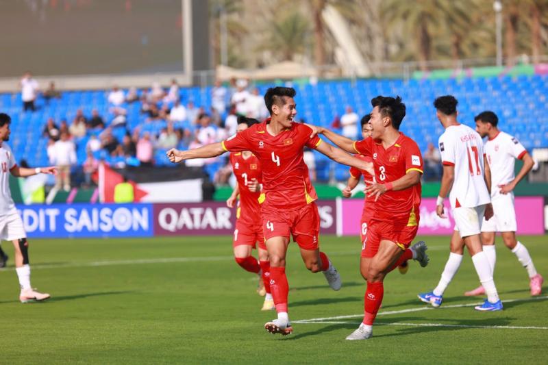 HLV Kim Sang-sik nghẹn ngào cảm ơn U.23 Việt Nam, nói cực hay về bàn thắng của Hiểu Minh - Ảnh 2.