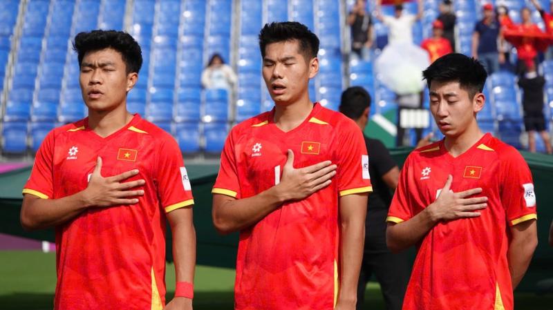 HLV Kim Sang-sik nghẹn ngào cảm ơn U.23 Việt Nam, nói cực hay về bàn thắng của Hiểu Minh - Ảnh 1.