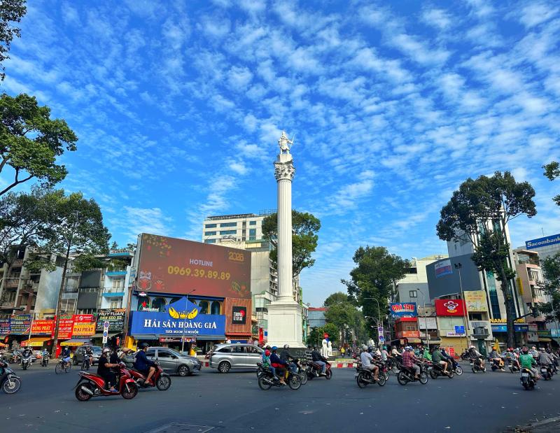 Ngày thứ ba nghỉ Tết Dương lịch 2026: Bất ngờ đường phố trung tâm TP.HCM- Ảnh 5.