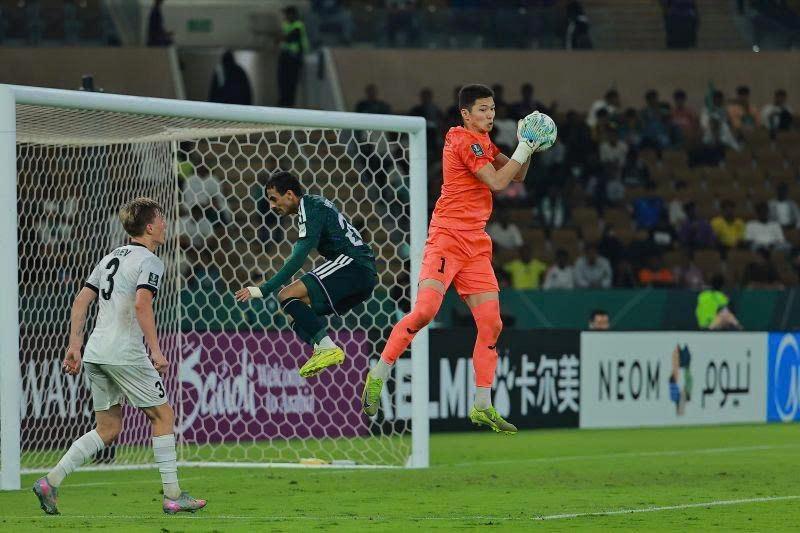 Thủ môn U.23 Kyrgyzstan hay vô cùng, U.23 Việt Nam sẽ phải… hay hơn để xé lưới - Ảnh 1.