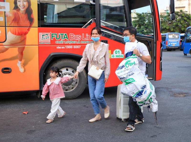 Mới ngày thứ ba nghỉ Tết Dương lịch: Ùn ùn người miền Tây trở lại TP.HCM sớm - Ảnh 8.