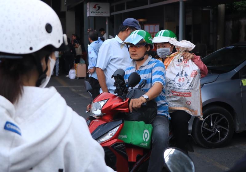 Mới ngày thứ ba nghỉ Tết Dương lịch: Ùn ùn người miền Tây trở lại TP.HCM sớm - Ảnh 2.