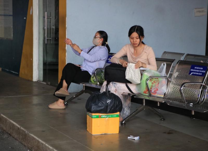 Mới ngày thứ ba nghỉ Tết Dương lịch: Ùn ùn người miền Tây trở lại TP.HCM sớm - Ảnh 4.
