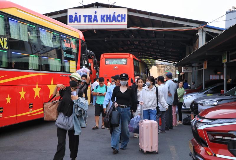 Mới ngày thứ ba nghỉ Tết Dương lịch: Ùn ùn người miền Tây trở lại TP.HCM sớm - Ảnh 1.