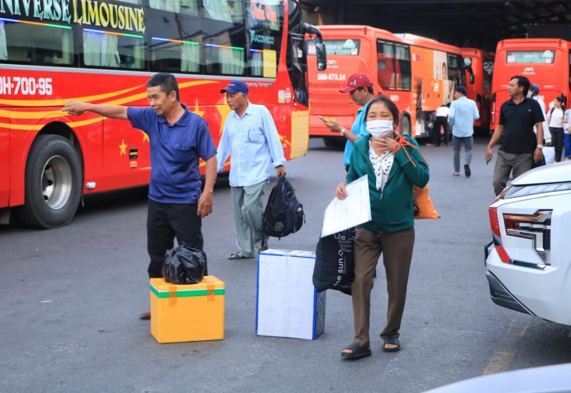 Mới ngày thứ ba nghỉ Tết Dương lịch: Ùn ùn người miền Tây trở lại TP.HCM sớm - Ảnh 6.