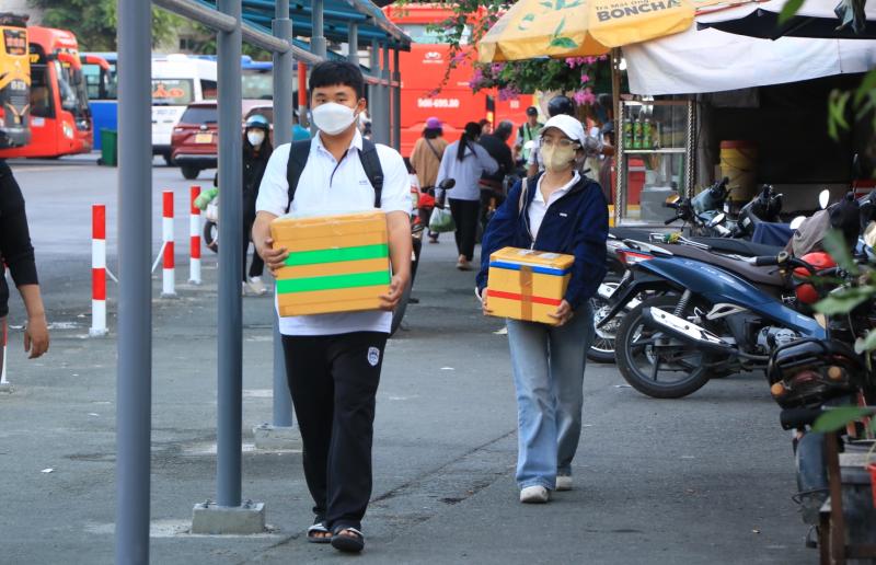 Mới ngày thứ ba nghỉ Tết Dương lịch: Ùn ùn người miền Tây trở lại TP.HCM sớm - Ảnh 9.