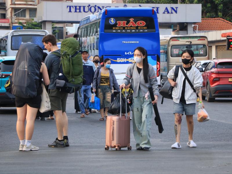 Sắp hết nghỉ Tết Dương lịch 2026, vì sao nhiều người mới bắt đầu về miền Tây? - Ảnh 3.