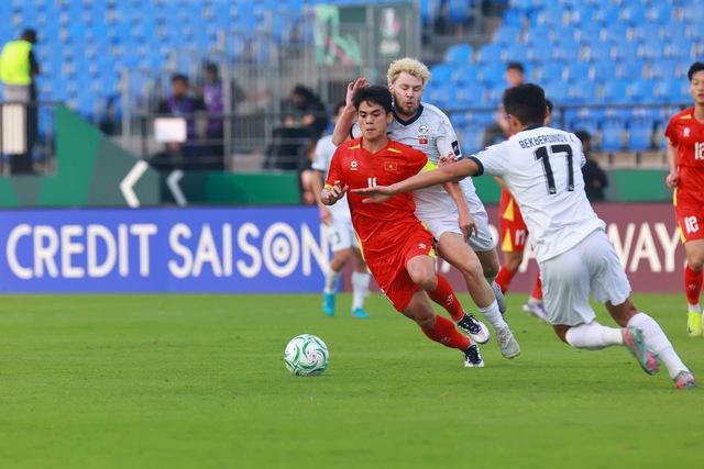 U.23 Việt Nam quá bản lĩnh, khác biệt hẳn với U.23 Thái Lan: Vì chúng ta có thầy Kim!
- Ảnh 3.