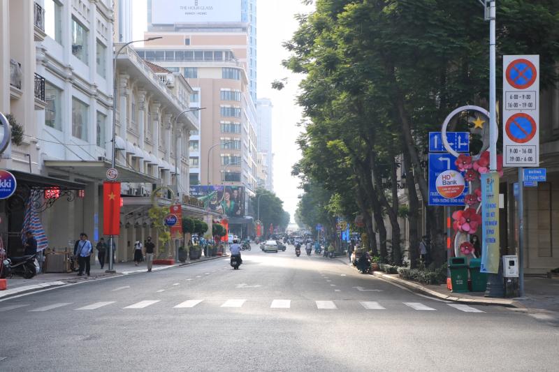 Đường phố TP.HCM ngày làm việc đầu tiên năm 2026: Hối hả người… 'chạy Tết Nguyên đán' - Ảnh 11.