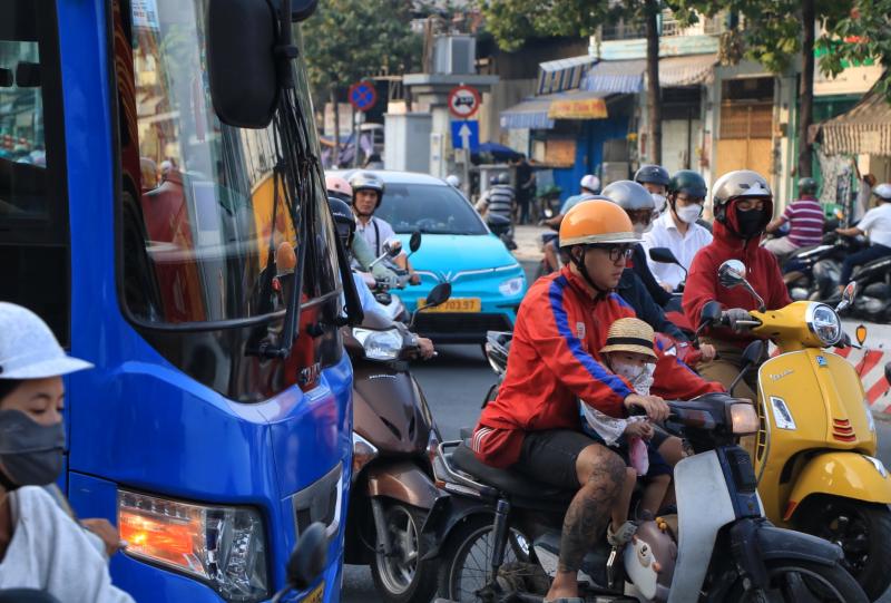 Đường phố TP.HCM ngày làm việc đầu tiên năm 2026: Hối hả người… 'chạy Tết Nguyên đán' - Ảnh 6.