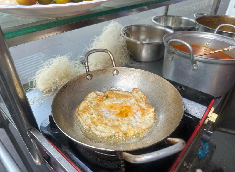 Hẻm ăn vặt nổi tiếng ở trung tâm TP.HCM đóng cửa im ỉm, chuyện gì xảy ra? - Ảnh 2.