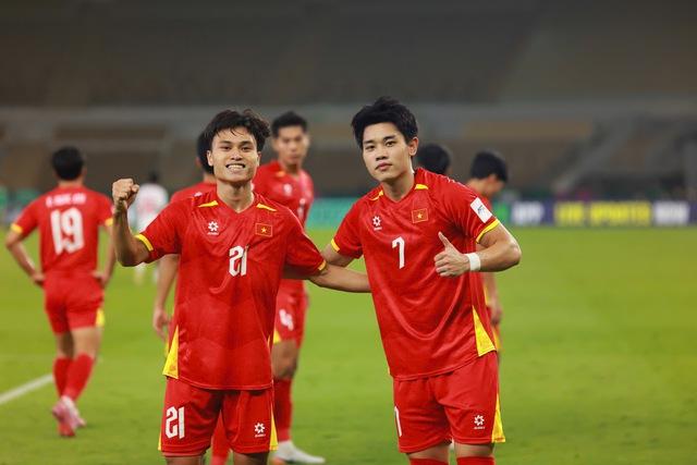 U.23 Việt Nam biến đổi khôn lường vẫn hay vô đối, thầy Kim đi xem Trung Quốc đấu Uzbekistan hôm nay- Ảnh 3.