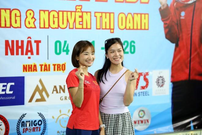 ‘Nữ hoàng điền kinh’ Nguyễn Thị Oanh xuất hiện ở sự kiện đặc biệt, đánh cầu lông cùng vợ Tiến Minh- Ảnh 1.