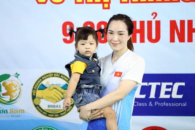 ‘Nữ hoàng điền kinh’ Nguyễn Thị Oanh xuất hiện ở sự kiện đặc biệt, đánh cầu lông cùng vợ Tiến Minh- Ảnh 16.