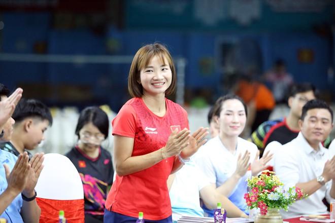 ‘Nữ hoàng điền kinh’ Nguyễn Thị Oanh xuất hiện ở sự kiện đặc biệt, đánh cầu lông cùng vợ Tiến Minh- Ảnh 2.