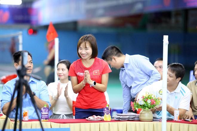 ‘Nữ hoàng điền kinh’ Nguyễn Thị Oanh xuất hiện ở sự kiện đặc biệt, đánh cầu lông cùng vợ Tiến Minh- Ảnh 5.