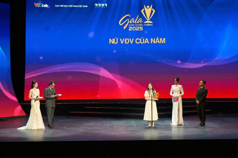 Hình ảnh Đình Bắc đội mũ cối cho HLV Kim Sang-sik được vinh danh, U.22 Việt Nam thắng lớn- Ảnh 7.