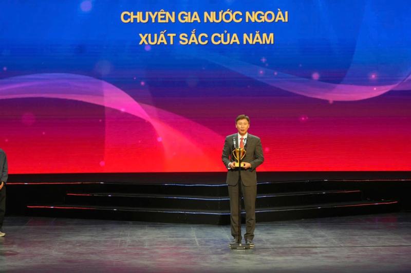 Hình ảnh Đình Bắc đội mũ cối cho HLV Kim Sang-sik được vinh danh, U.22 Việt Nam thắng lớn- Ảnh 2.