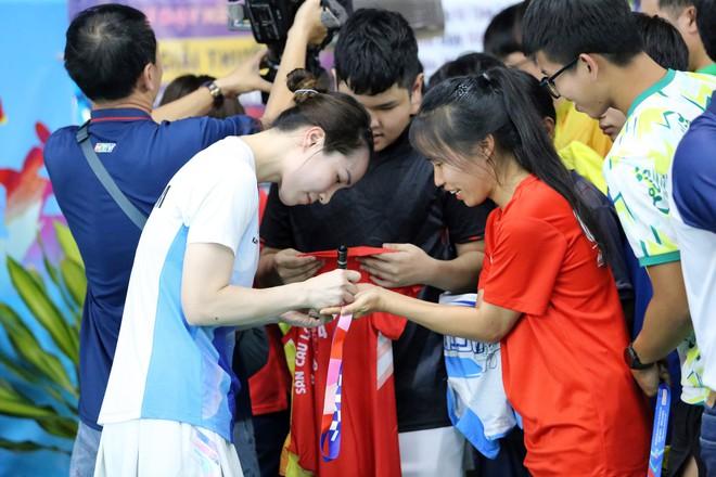 ‘Nữ hoàng điền kinh’ Nguyễn Thị Oanh xuất hiện ở sự kiện đặc biệt, đánh cầu lông cùng vợ Tiến Minh- Ảnh 19.