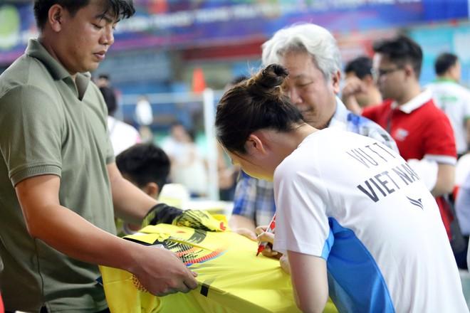 ‘Nữ hoàng điền kinh’ Nguyễn Thị Oanh xuất hiện ở sự kiện đặc biệt, đánh cầu lông cùng vợ Tiến Minh- Ảnh 18.