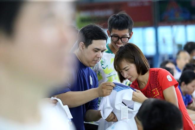 ‘Nữ hoàng điền kinh’ Nguyễn Thị Oanh xuất hiện ở sự kiện đặc biệt, đánh cầu lông cùng vợ Tiến Minh- Ảnh 7.