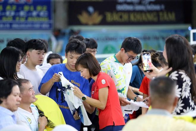 ‘Nữ hoàng điền kinh’ Nguyễn Thị Oanh xuất hiện ở sự kiện đặc biệt, đánh cầu lông cùng vợ Tiến Minh- Ảnh 8.