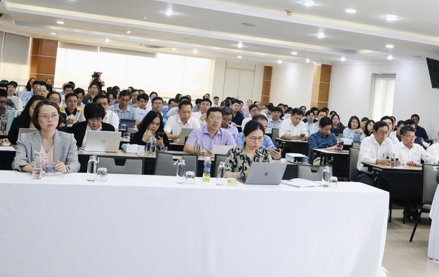 Tiến sĩ phải ra doanh nghiệp làm việc hoặc tu nghiệp nước ngoài sau mỗi 5 năm - Ảnh 2.