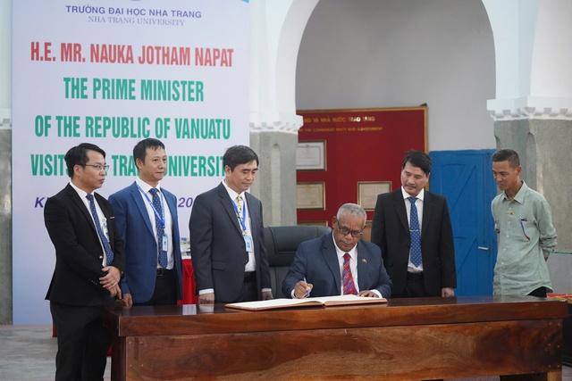 Thủ tướng Vanuatu thăm và làm việc tại Trường ĐH Nha Trang   - Ảnh 2.