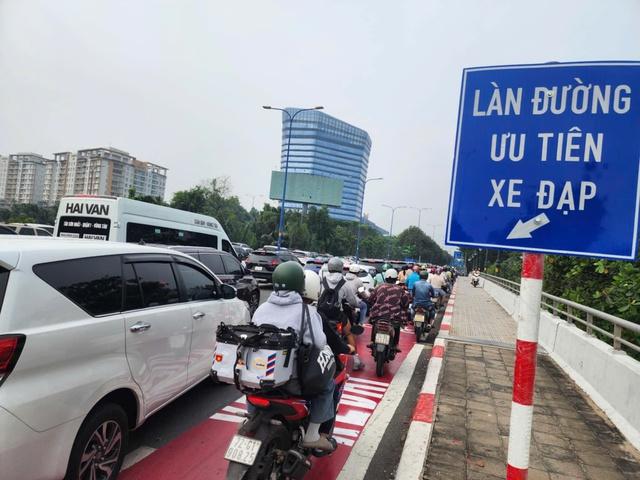 CSGT TP.HCM: Có một số bất cập ở làn đường riêng cho xe đạp, sẽ giải quyết - Ảnh 2.
