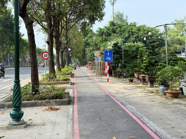 Xe máy đi vào làn ưu tiên xe đạp ở TP.HCM có bị CSGT xử phạt? - Ảnh 2.