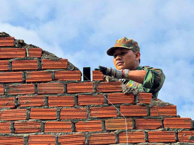 Xây nhà cho dân giữa đại ngàn Trường Sơn - Ảnh 5.
