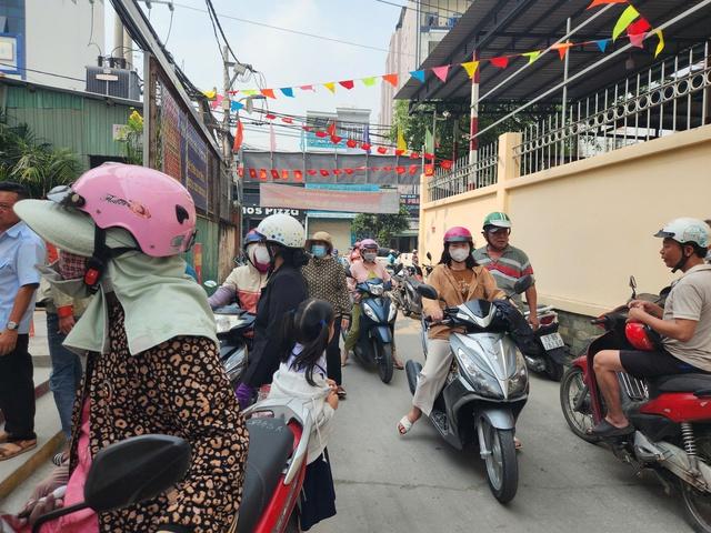 Mang cơm đến trường, phụ huynh bật khóc lo lắng bữa ăn bán trú của con - Ảnh 4.