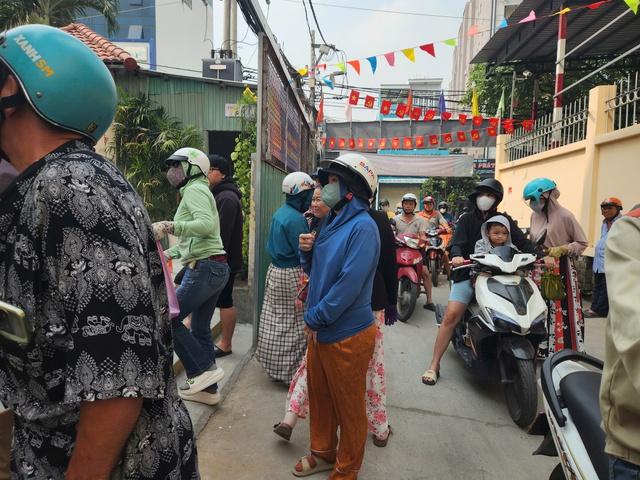 Mang cơm đến trường, phụ huynh bật khóc lo lắng bữa ăn bán trú của con - Ảnh 2.