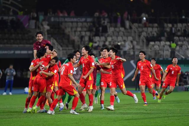 U.23 Việt Nam về nước trong đêm, Hiểu Minh được hỗ trợ xe lăn tại sân bay- Ảnh 2.