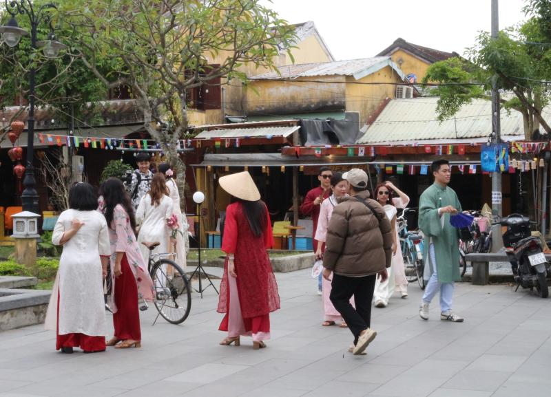Cuối năm, các nàng thơ đến phố cổ chụp ảnh check-in áo dài - Ảnh 7.