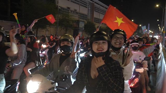 Người hâm mộ TP.HCM xuống đường ‘đi bão’ mừng U.23 Việt Nam giành HCĐ châu Á- Ảnh 6.