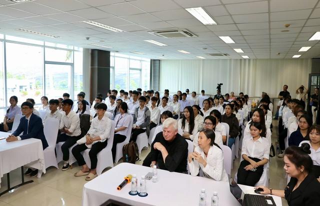 Gần 100 tân thủ khoa tham quan công nghệ xử lý chất thải hiện đại tại VWS - Ảnh 1.